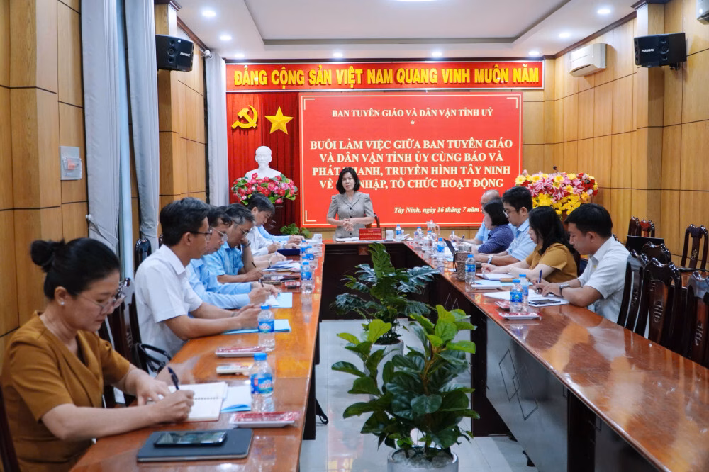 Tây Ninh: Đổi mới để phục vụ tốt hơn công chúng Ủy viên Ban Thường vụ Tỉnh ủy, Trưởng Ban Tuyên giáo và Dân vận Tỉnh ủy Nguyễn Thị Xuân Hương chỉ đạo tại buổi làm việc