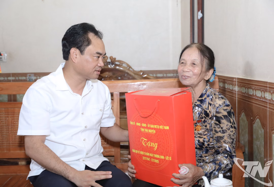 Đồng chí Bí thư Tỉnh ủy Trịnh Việt Hùng tặng quà gia đình bà Trịnh Thị Hồng.