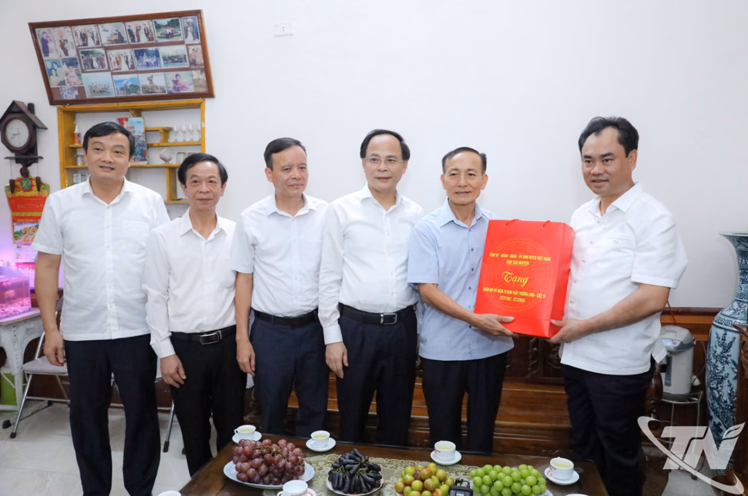 Đồng chí Bí thư Tỉnh ủy Trịnh Việt Hùng tặng quà thương binh Nghiêm Ngọc Tính.