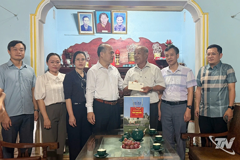 Đoàn công tác thăm, tặng quà bệnh binh Ma Khánh Trào.