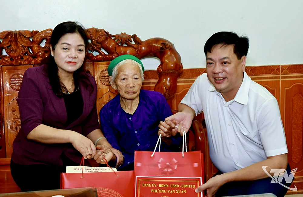 Đồng chí Nguyễn Thị Loan, Phó Chủ tịch UBND tỉnh tặng quà bà Đào Thị Hát, mẹ liệt sỹ, ở tổ dân phố Hảo Sơn 2 phường Vạn Xuân.