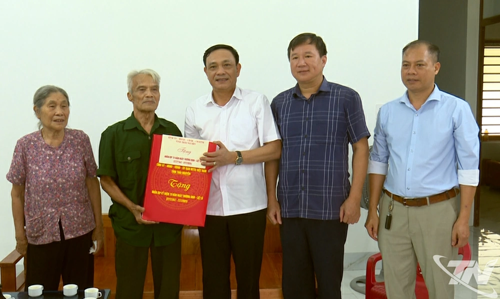 Thái Nguyên tri ân người có công cách mạng trong kỷ niệm 78 năm Ngày Thương binh – Liệt sĩ Đồng chí Phạm Văn Thọ, Ủy viên Ban Thường vụ, Giám đốc Sở Công Thương tặng quà gia đình thương binh Lê Ngọc Thăng, xóm Cây Bòng, xã La Hiên.