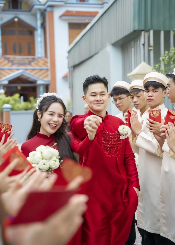 Vợ chồng Thái Trinh trong đám cưới năm 2024.