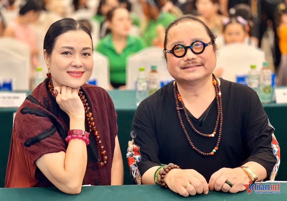Thanh Bùi: Nuôi con toàn diện với âm nhạc và thể thao để giải quyết vấn đề cuộc sống Nghệ sĩ Trần Mạnh Tuấn và bà xã Kiều Đàm Linh tại sự kiện.