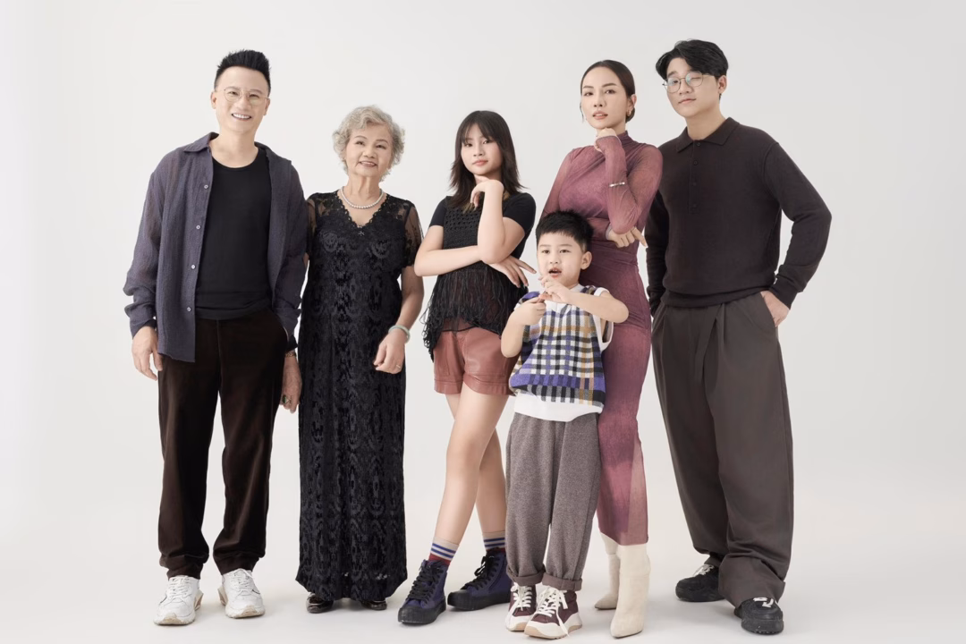 Đại gia đình ca sĩ Hoàng Bách.