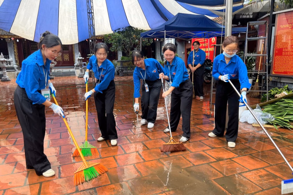 Trước đó, Đoàn phường Đống Đa phối hợp với các đơn vị ra quân "Ngày Chủ nhật xanh"