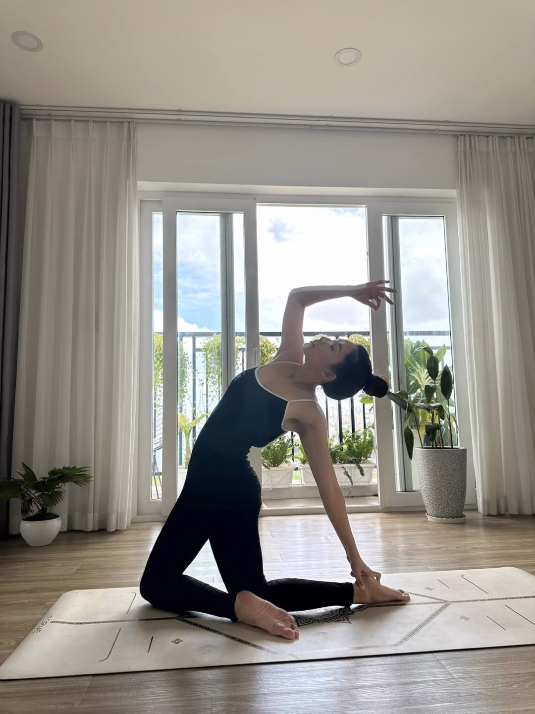Thiên An: Từ diễn viên mũm mĩm đến cô gái ‘sắc sảo’ với yoga bay Gái một con - Thiên An cực chăm tập 2 môn thể thao, bảo sao dáng đẹp, eo thon, body nuột nà thế!- Ảnh 9.