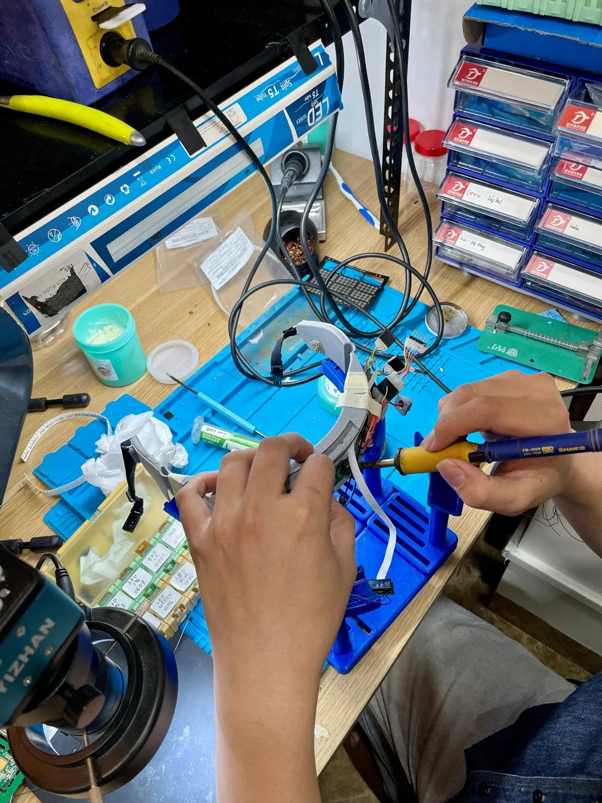 Thiết bị đeo đầu thông minh giúp giảm stress, tăng tập trung ra mắt Thiết bị Made in Vietnam này không chỉ phục vụ cộng đồng trong nước mà còn hướng tới tầm vóc toàn cầu, nâng tầm vị thế Việt Nam.