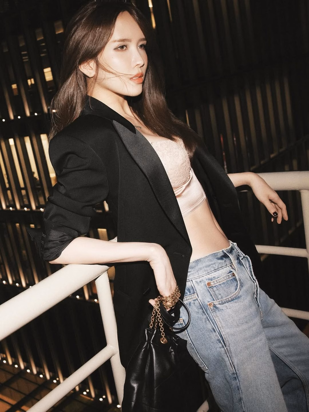 Thiều Bảo Trâm khoe phong cách ‘tổng tài’ trong bộ ảnh mới Bối cảnh chụp ảnh được lựa chọn cũng rất tinh tế với không gian nội thất sang trọng. Điều này càng làm tăng thêm vẻ quyền lực và khí chất tổng tài của Thiều Bảo Trâm.