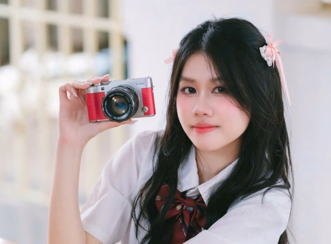Nguyễn Trần Yến Nhi, học sinh lớp 12D1, trường THPT Cửa Lò (Nghệ An), đạt 9,75 điểm Ngữ văn, 10 điểm môn Lịch sử và Địa lý, trở thành thủ khoa toàn quốc tổ hợp C00 (Văn, Sử, Địa). Nữ sinh dự định đăng ký xét tuyển vào Đại học Sư phạm Hà Nội, chuyên ngành Sư phạm Ngữ văn. Ảnh: NVCC.