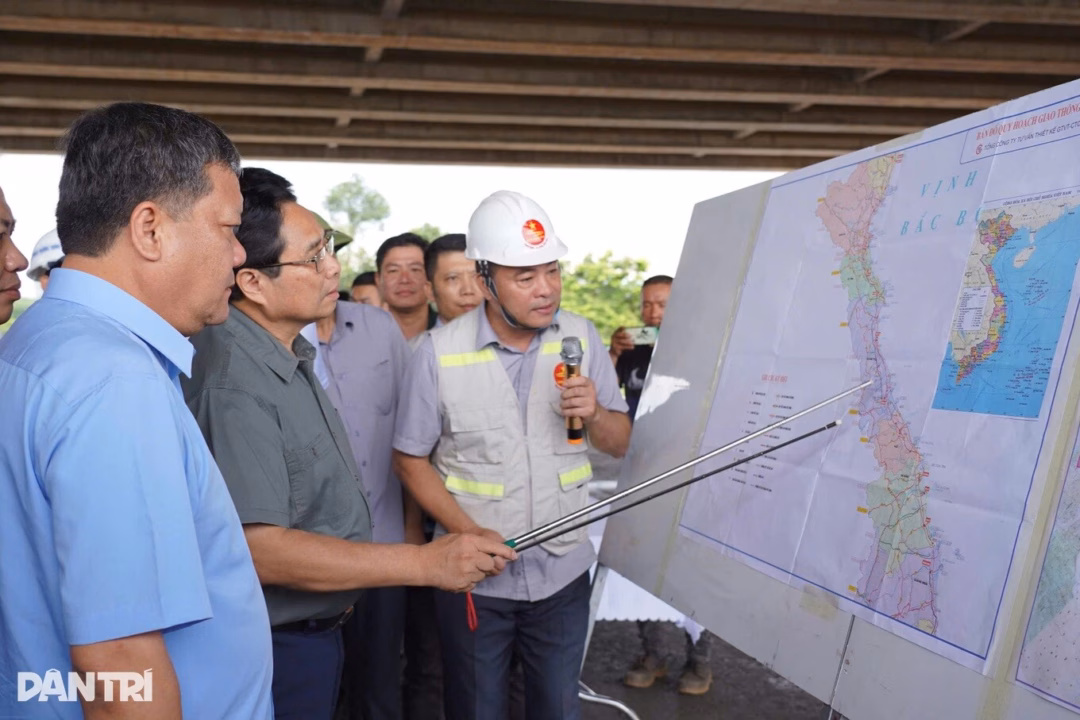 Thủ tướng Phạm Minh Chính kiểm tra Dự án Đầu tư xây dựng Khu bến cảng Mỹ Thủy (Ảnh: Tiến Thành).