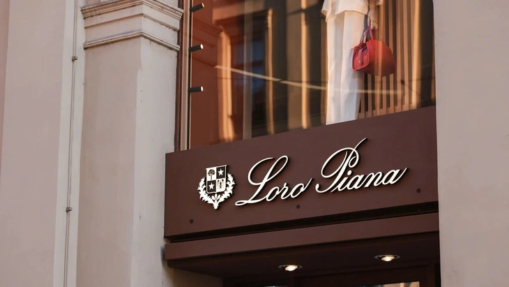 Thương hiệu Loro Piana bị tố bóc lột lao động trong chuỗi cung ứng Ý hiện là nơi sản xuất đến 50 - 55% hàng hóa xa xỉ toàn cầu, theo ước tính của Bain & Company. Trong bối cảnh danh tiếng ngành thời trang Ý đang bị tổn hại nặng nề, các thương hiệu lớn đã ký một hiệp ước với chính phủ vào tháng 5 để chống lại nạn bóc lột lao động - Ảnh: RTE