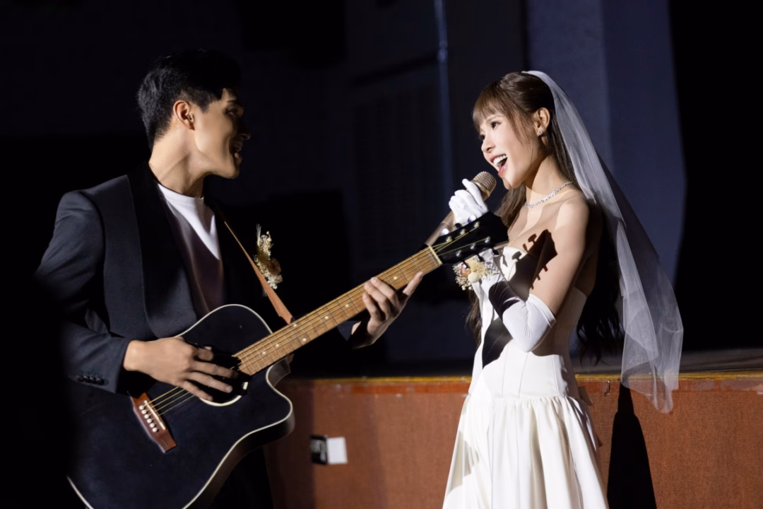 Thúy Diễm hạnh phúc khi mẹ xuất hiện trong ngày ra mắt vở diễn mới Nói về cảm xúc khi đứng trên sân khấu, Thúy Diễm cho biết những năm qua dành nhiều thời gian cho phim ảnh nên cô hồi hộp khi trở lại với kịch.