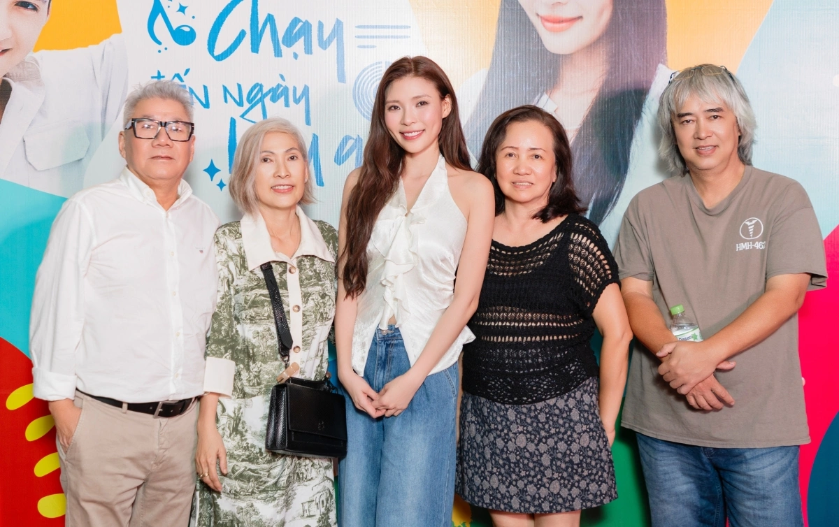 Thúy Diễm xúc động khi mẹ xuất hiện trong ngày ra mắt vở diễn mới