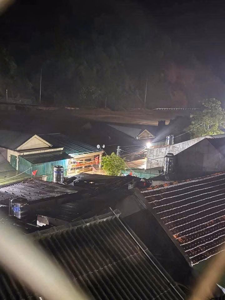 Thủy điện Bản Vẽ xả lũ, Nghệ An khẩn trương di dời dân hạ du Nước ngập mái nhà ở xã miền núi Nghệ An. Ảnh: CTV