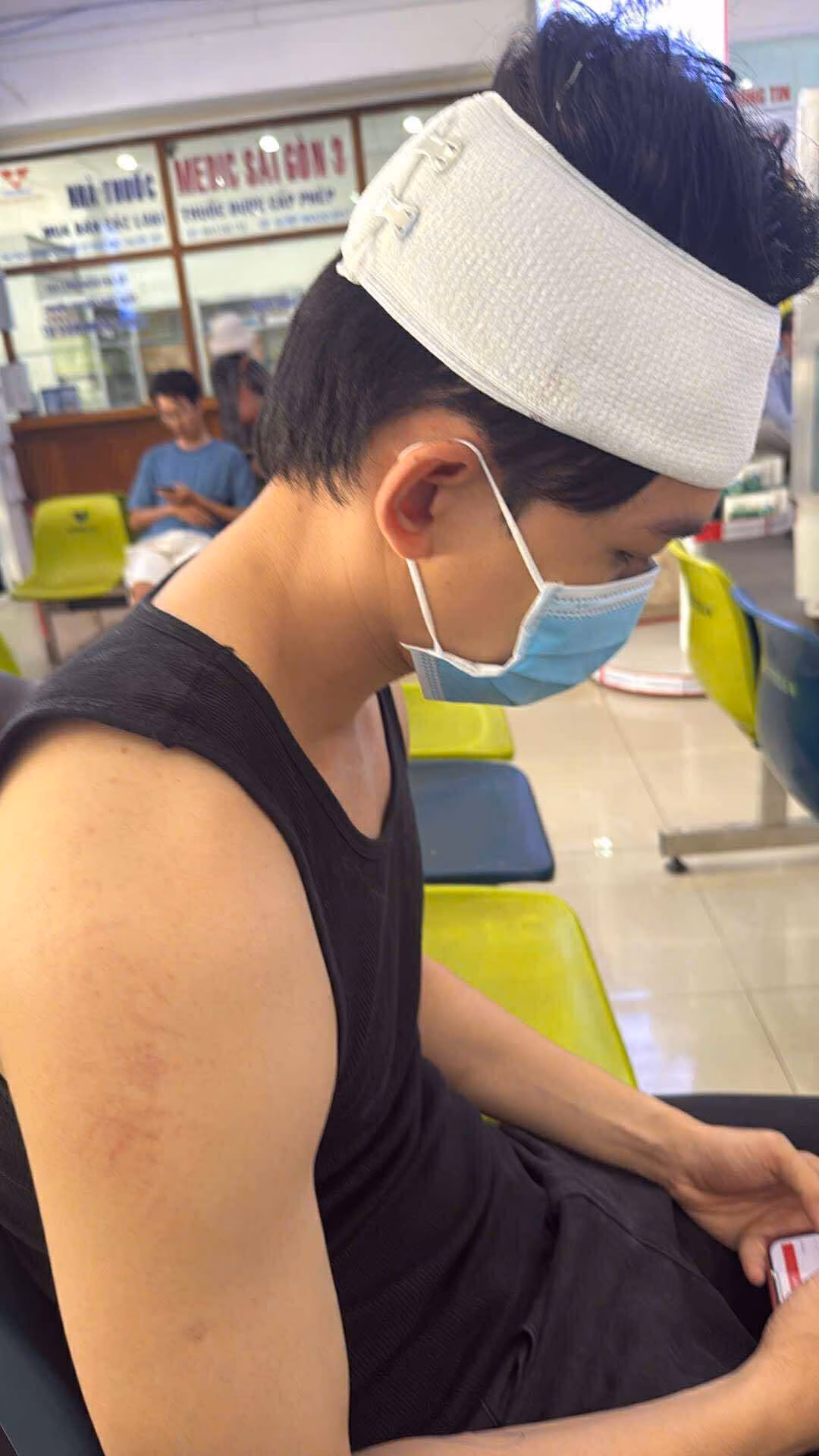 Anh được đưa đi bệnh viện