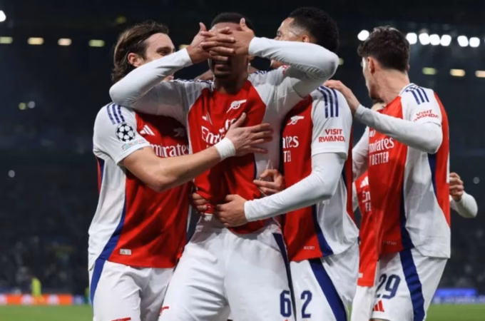 Trung vệ Gabriel Magalhaes lấy tay che mặt, mừng bàn thứ ba của Arsenal trong trận thắng Sporting 5-1 trên sân Jose Alvalade, Lisbon, Bồ Đào Nha ngày 26/11/2024. Ảnh: