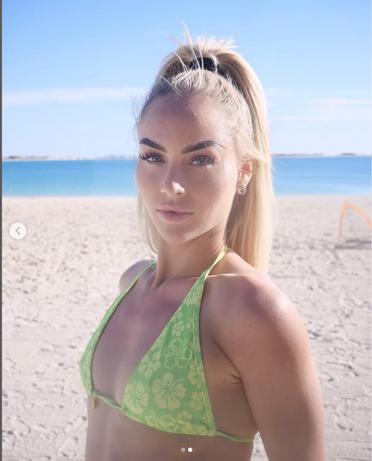 Alisha Lehmann rất tích cực khoe những tấm ảnh nóng bỏng trên mạng xã hội - Ảnh: INSTAGRAM