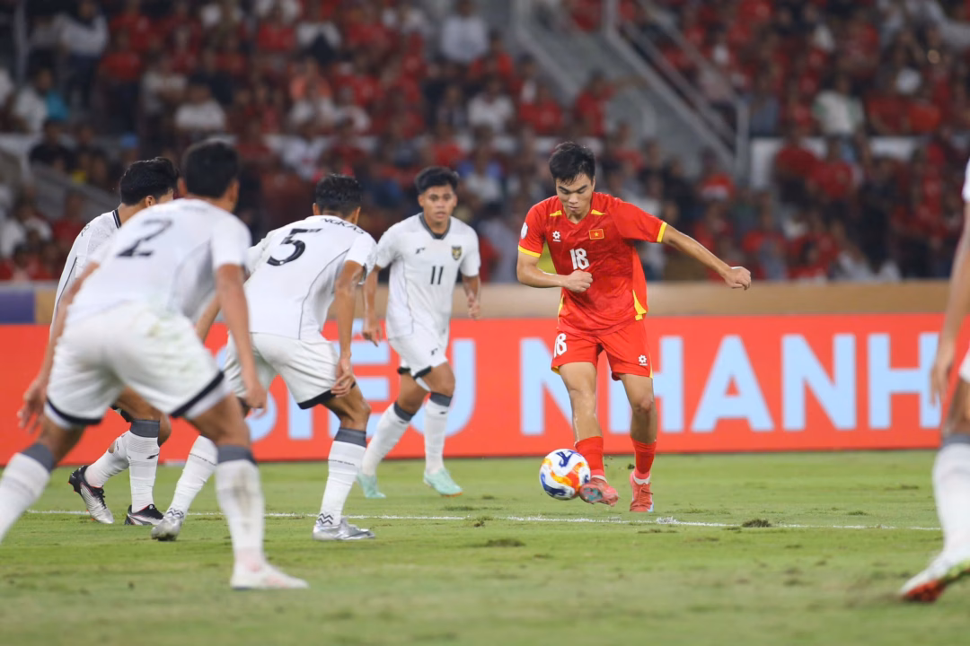 Tiền vệ  U.23 Việt Nam lập chiến công lịch sử