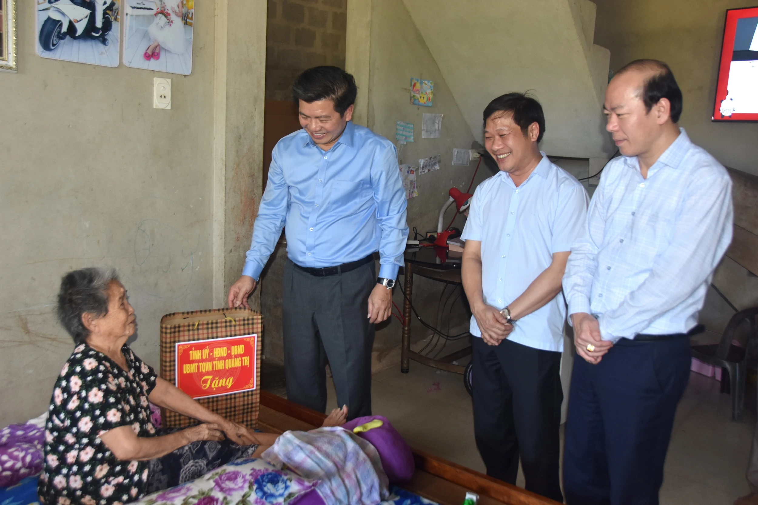 Trưởng ban Tổ chức Tỉnh ủy Trần Vũ Khiêm tặng quà cho bà Võ Thị Bí ở khu phố 4, phường Quảng Trị - Ảnh: Đ.V