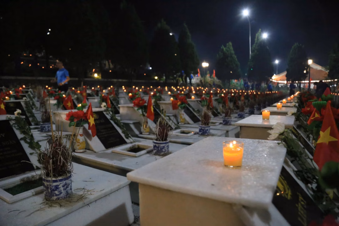 Tổ chức lễ thắp nến tri ân các anh hùng liệt sĩ tại Nghĩa trang quốc gia Vị Xuyên