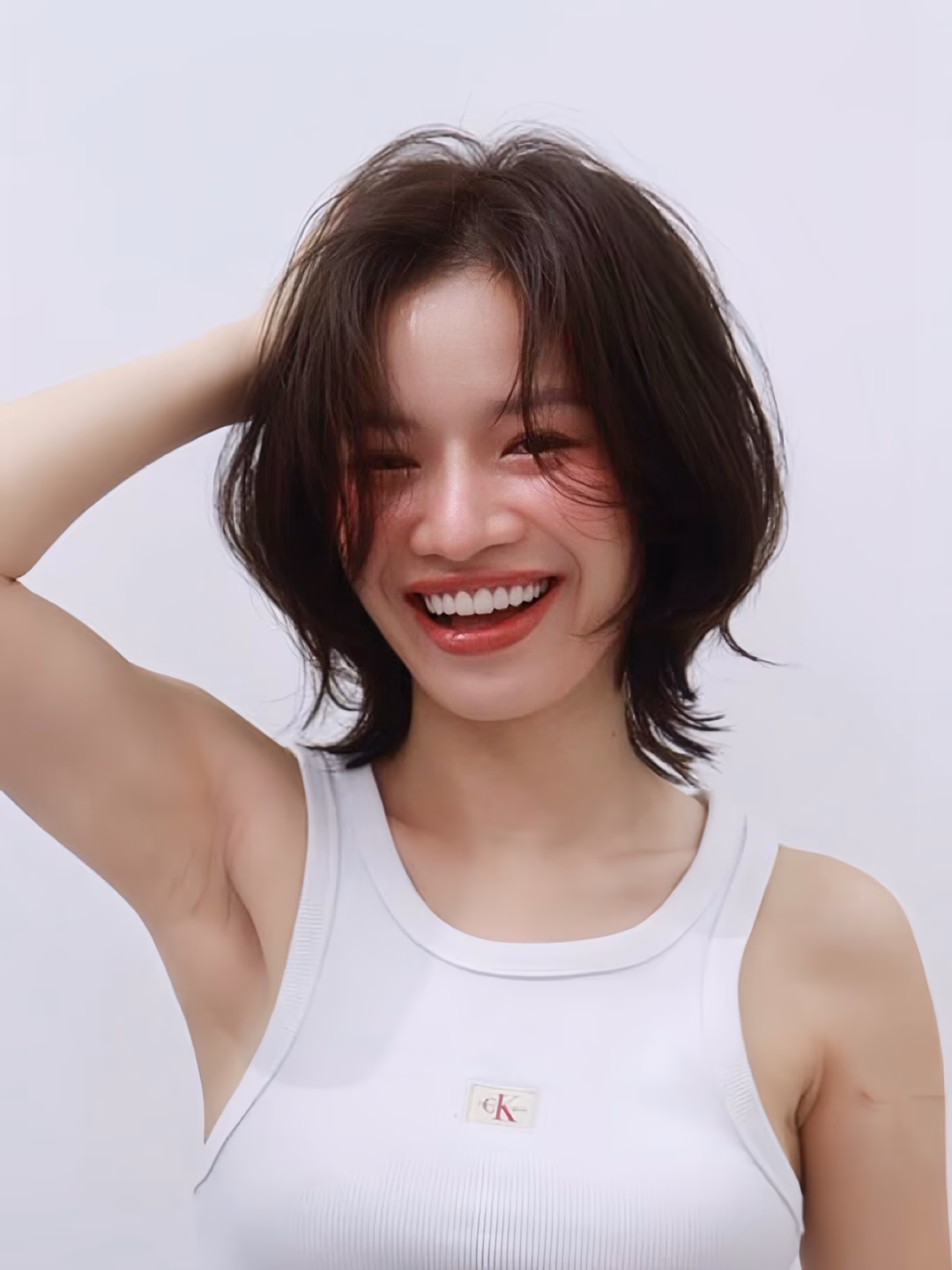 Diện mạo mới của ca sĩ Lâm Bảo Ngọc sau màn xén tóc trên sóng truyền hình.