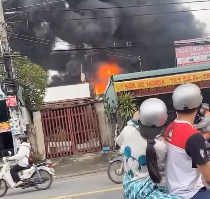 TP.HCM: Cháy lớn ở nhà xưởng, hàng chục lính cứu hỏa khống chế ngọn lửa