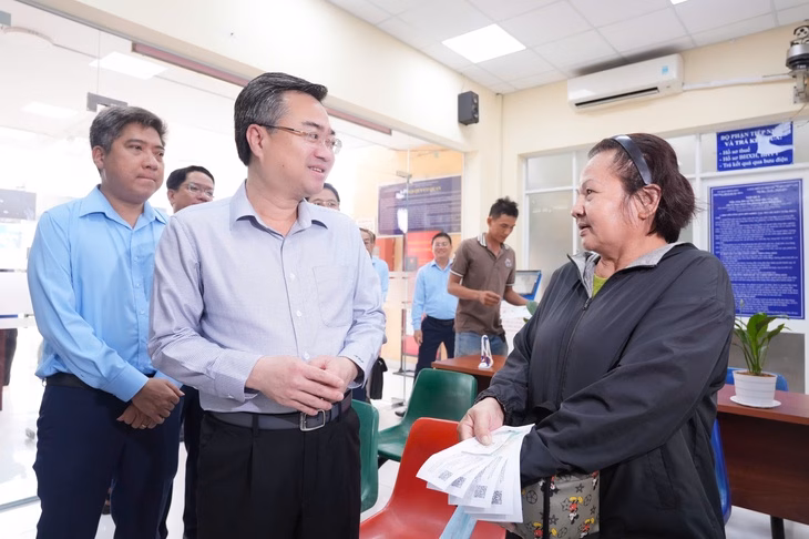 TP HCM chuẩn bị Đại hội Đảng ở cơ sở Phó bí thư thường trực Thành ủy TP Nguyễn Thanh Nghị nói chuyện với người dân đến làm thủ tục hồ sơ ở Trung tâm hành chính công phường Bình Hưng Hòa - Ảnh: HỮU HẠNH
