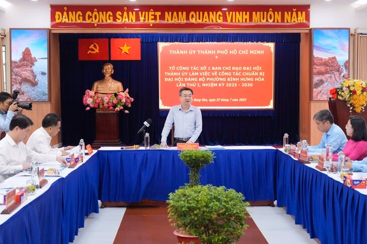 TP HCM chuẩn bị Đại hội Đảng ở cơ sở Bí thư Đảng ủy phường Bình Hưng Hòa Nguyễn Việt Quế Sơn báo cáo - Ảnh: HỮU HẠNH
