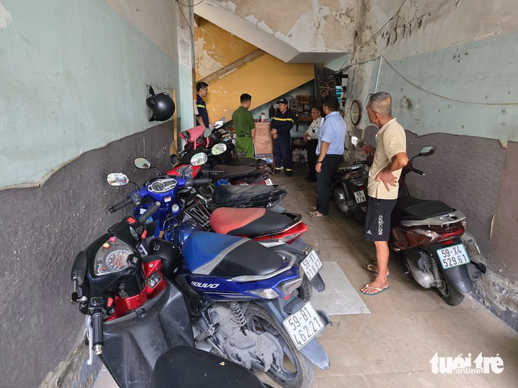 TP HCM: ‘Chuồng cọp’ biến thành bẫy trong hỏa hoạn Tầng trệt lô D chung cư Bình Trưng cũng bị chiếm dụng làm chỗ giữ xe, không đảm bảo lối thoát nạn - Ảnh: MINH HÒA