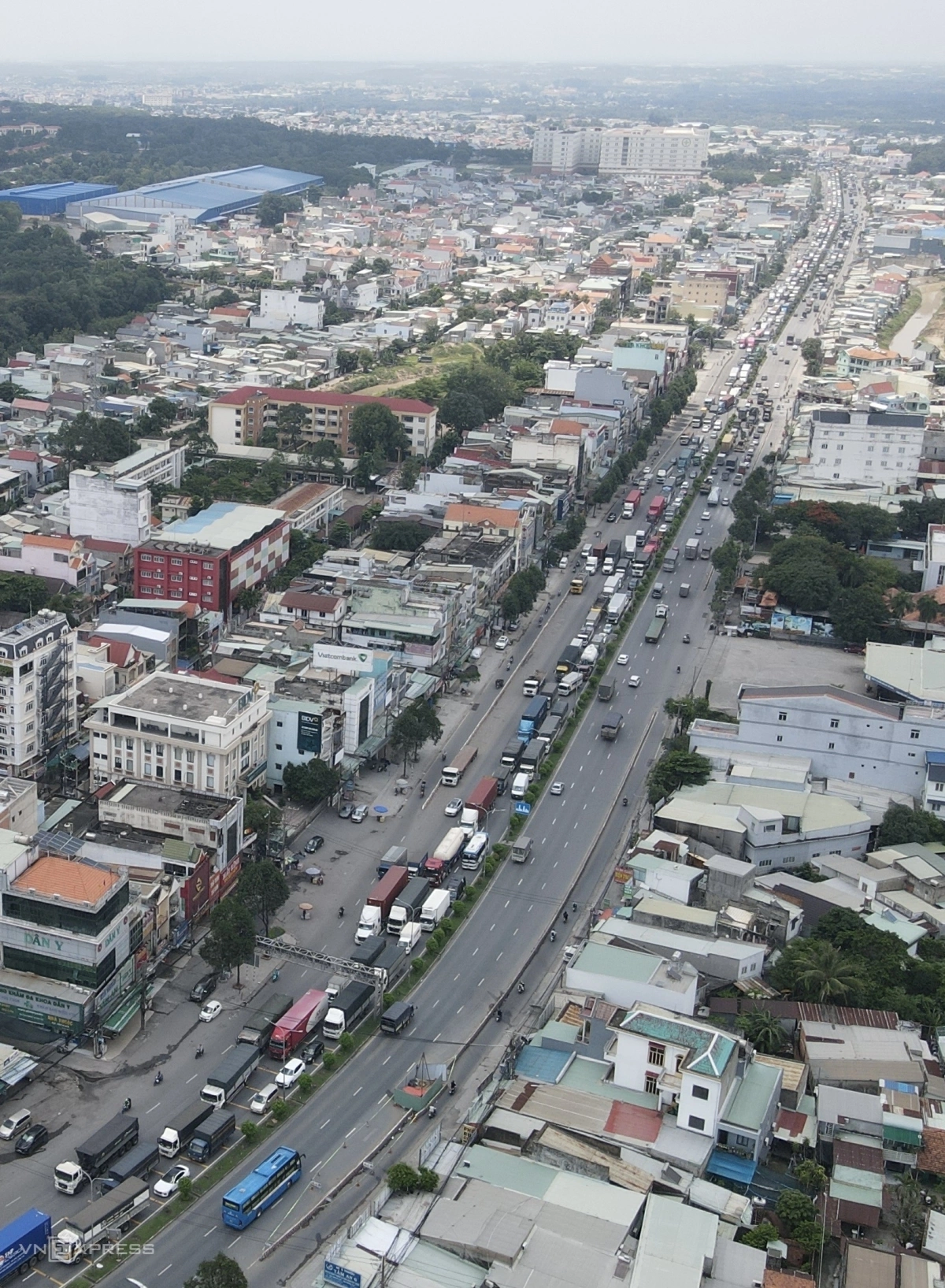 TP HCM: Cửa ngõ phía Đông ùn tắc nặng, cơ quan chức năng tìm giải pháp giảm tải Ngoài quốc lộ 1A, dòng xe kẹt cứng kéo dài gần 5 km trên quốc lộ 51 đoạn qua phường Long Hưng, Đồng Nai.
