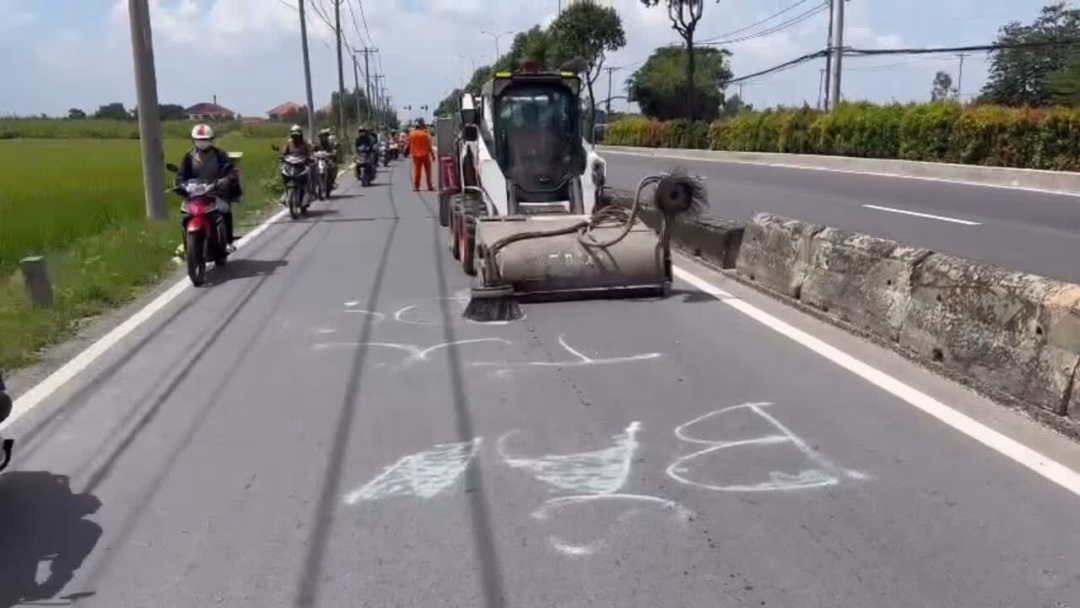 Lực lượng chức năng xử lý vết sơn.