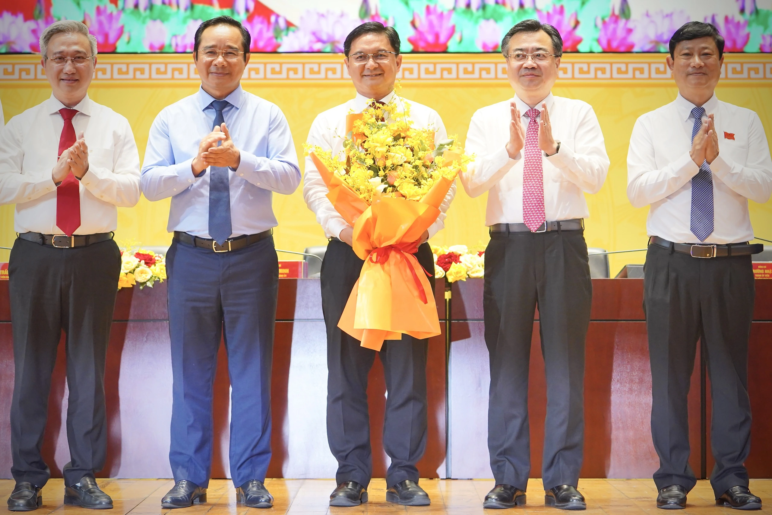 Các đại biểu HĐND TP.HCM chụp ảnh lưu niệm