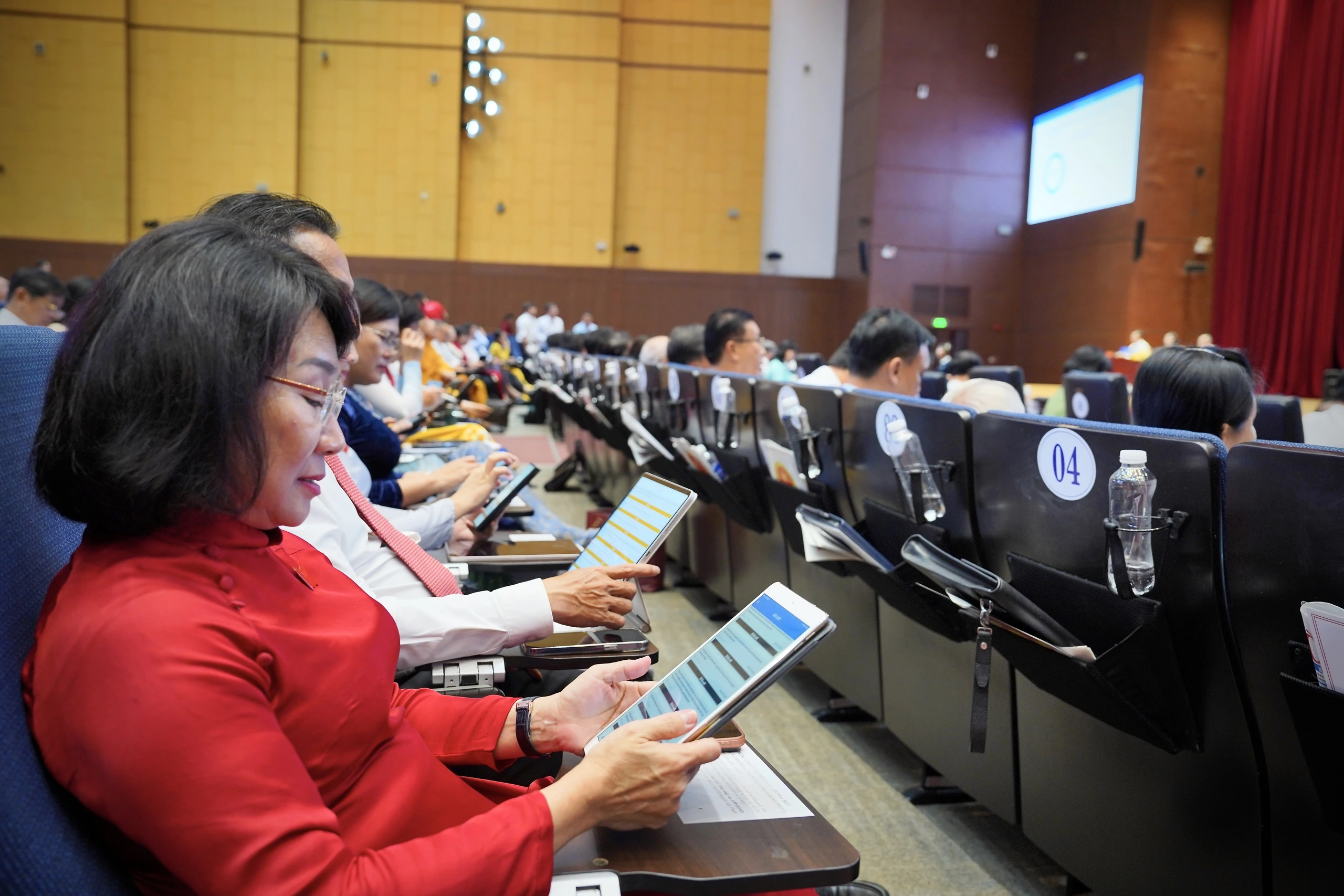 Tân Phó chủ tịch UBND TP.HCM Nguyễn Mạnh Cường (cầm hoa) sẽ phụ trách tham mưu việc triển khai thực hiện Nghị quyết 98/2023 của Quốc hội về thí điểm cơ chế, chính sách đặc thù phát triển TP.HCM