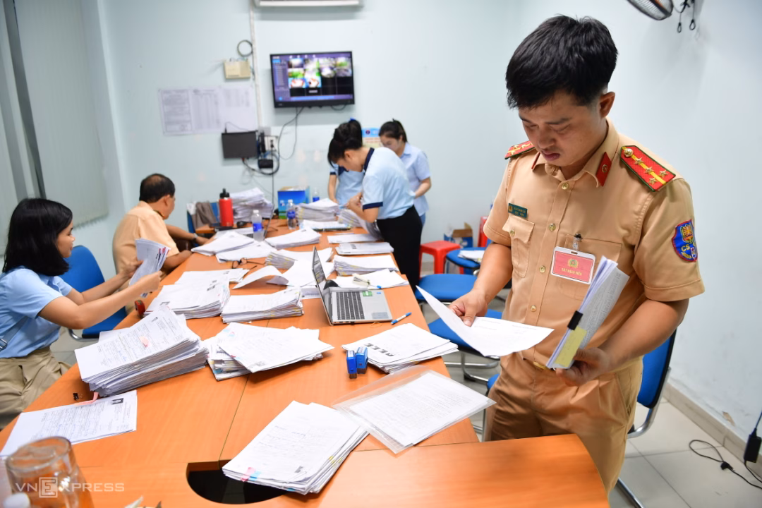 Sau khi kết thúc sát hạch lúc 21h30, hội đồng thi gồm 12 người và CSGT tập trung để kết xuất hồ sơ để phân loại thí sinh đạt, rớt, vắng và không hoàn thành để nhập lên hệ thống.