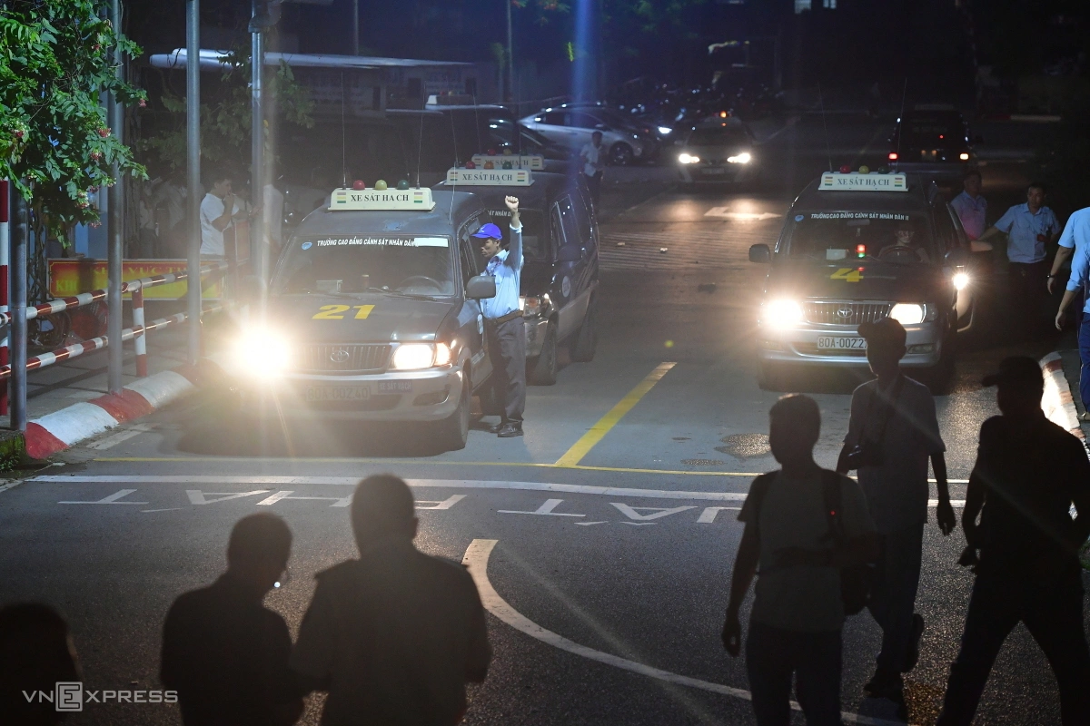 Sau khi kiểm tra giấy tờ, thí sinh bắt đầu lên xe để chạy sa hình. Bài thi này có thời gian hoàn thành tối đa là 18 phút, trễ một giây bị trừ một điểm. Thí sinh đậu phải đạt 80/100 điểm.