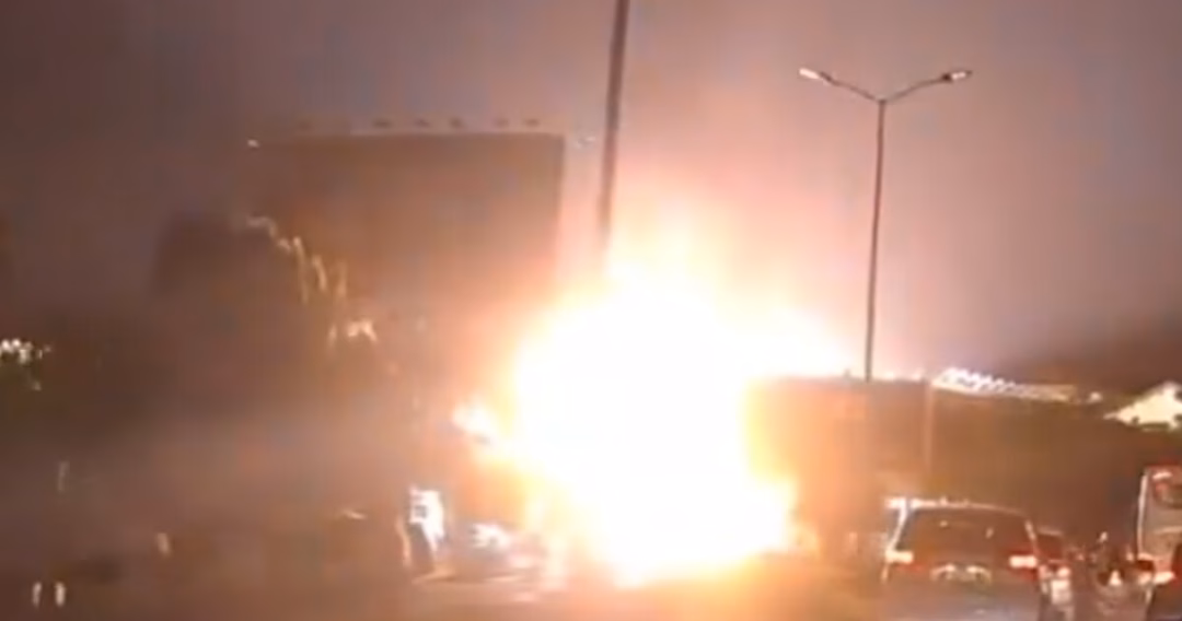 Trạm biến áp nổ như bom, gần 200 hộ dân mất điện