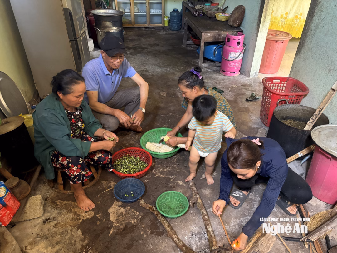 Các gia đình cùng nhau thổi cơm chung. Ảnh: Ngân Hạnh
