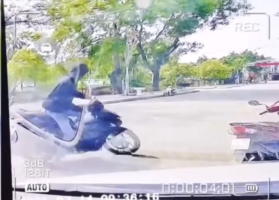 Hình ảnh trâu "điên" húc thẳng vào xe máy người đi đường