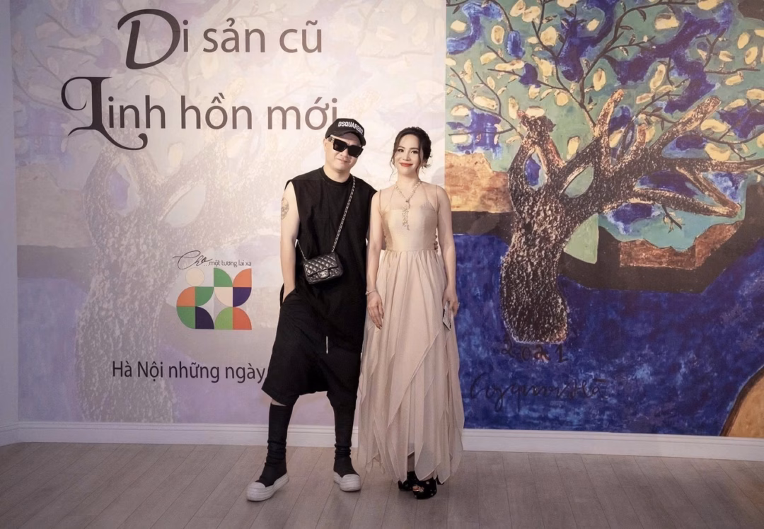 Nhà thiết kế Đỗ Mạnh Cường (bên trái) ghé thăm trưng bày, chụp ảnh lưu niệm cùng Công Nữ Hoàng Anh - con gái cố họa sĩ Công Quốc Hà (Ảnh: Ban tổ chức).