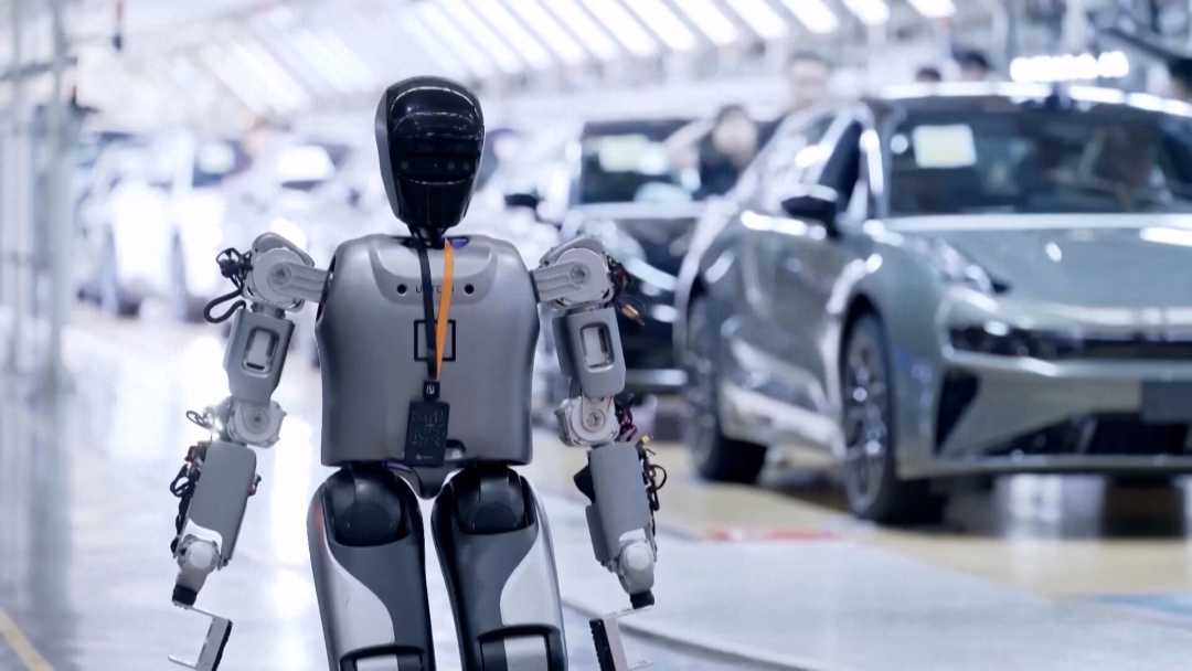 Trung Quốc ra mắt robot hình người tự thay pin nóng đầu tiên thế giới