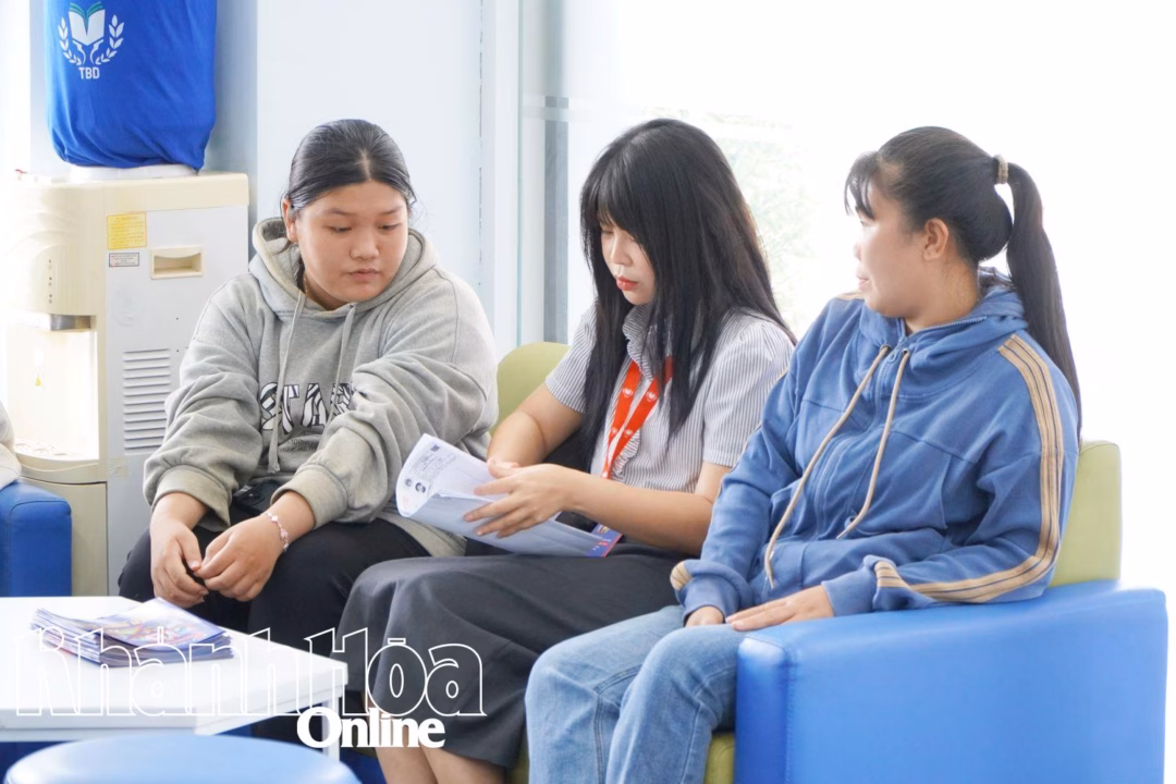 Thí sinh và phụ huynh tìm hiểu thông tin tuyển sinh của trường.