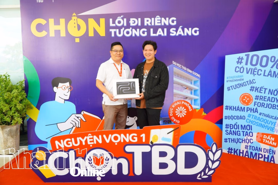 Đại diện nhà trường tặng laptop cho thí sinh đăng ký nguyện vọng 1 vào trường.