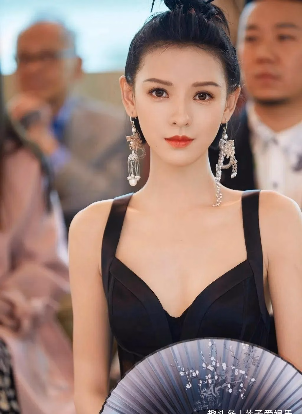 Trương Dư Hi – Tất Văn Quân ‘nổi như bom’ với cảnh bế ngọt ngào Trương Dư Hi ảnh 7