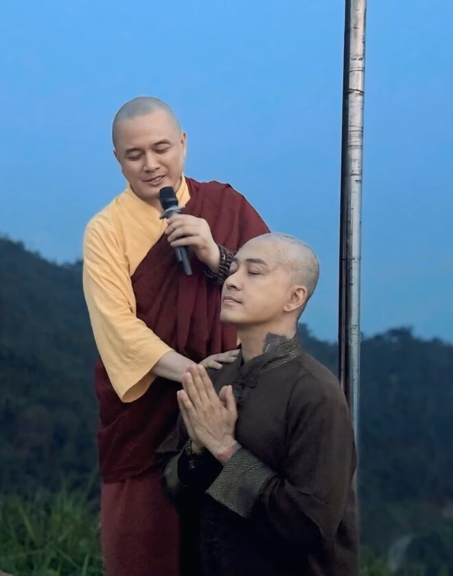 Tuấn Hưng cạo trọc đầu bày tỏ lòng biết ơn với mẹ