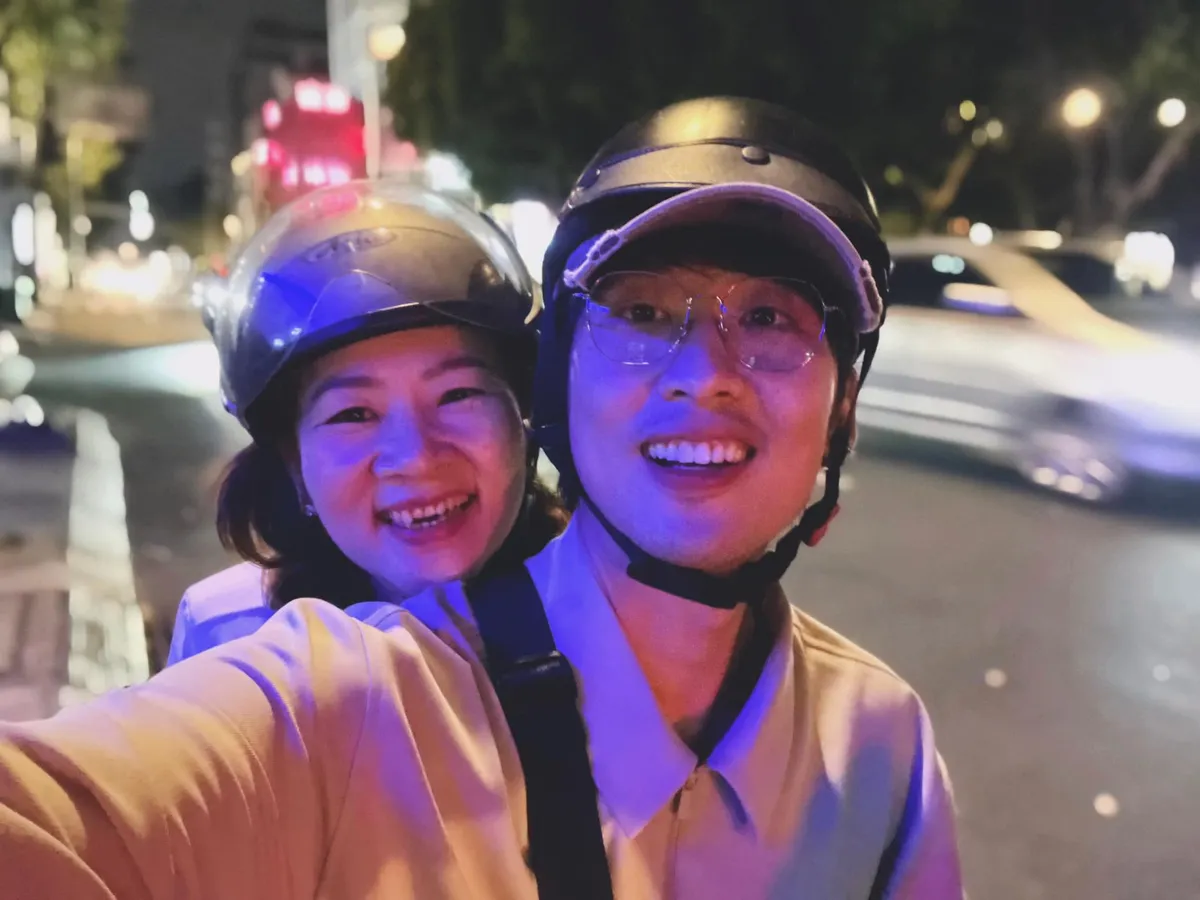 Tuấn Trần luôn dành nhiều thời gian chăm sóc mẹ. (Ảnh: FBNV)