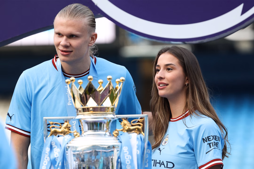 Túi xách 12 tỷ đồng của nàng WAGs xinh đẹp khiến Haaland ‘sốt’ Isabel cũng xuất hiện trong lễ mừng vô địch Ngoại hạng Anh cùng Haaland