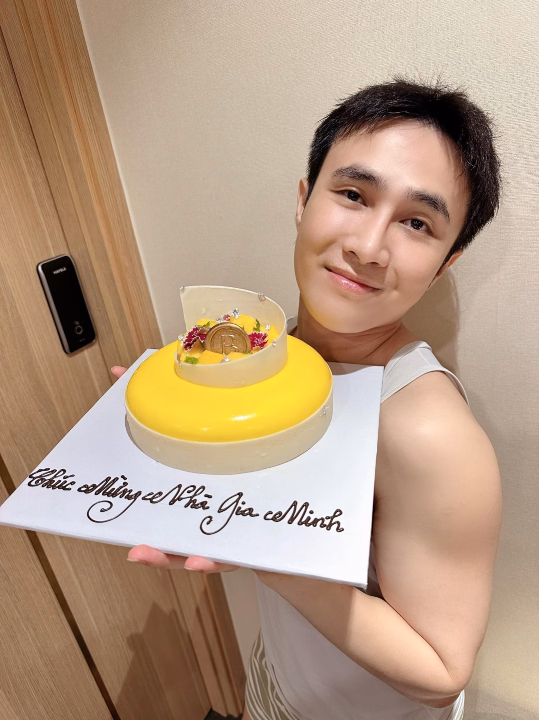Tùng Dương, Hoài Vân, Thiều Bảo Trâm ‘va chạm’ phong cách trong đêm nhạc riêng Đạo diễn Huỳnh Lập khoe chiếc bánh từ diễn viên Puka.