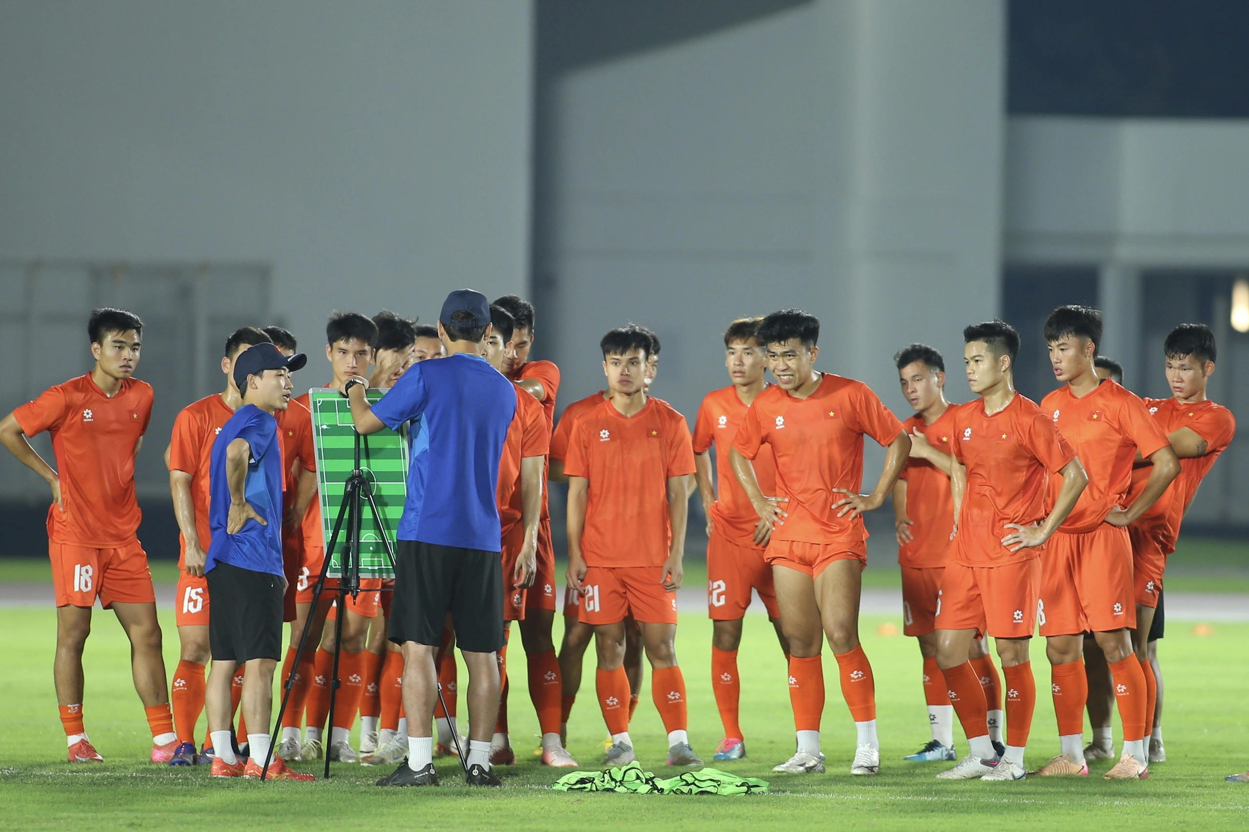 HLV Kim Sang-sik mang sa bàn ra giữa sân, chỉ đạo các cầu thủ về chiến thuật một cách kỹ càng
