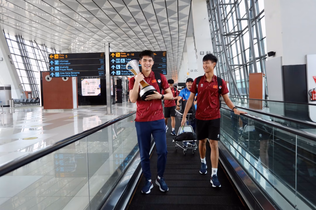 U.23 Việt Nam về nước sau chức vô địch giải Đông Nam Á Thủ môn Trung Kiên cầm cúp